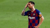 Lionel Messi thất vọng sau thất bại trước Osasuna. Ảnh: Getty Images