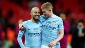 Kevin De Bruyne và David Silva còn 4 trận cuối để hoàn thành tham vọng Champions League. Ảnh: Getty Images