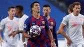 Luis Suarez thất vọng sau thảm bại trước Bayern Munich. Ảnh: Getty Images