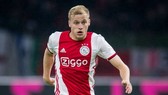 Donny van de Beek sẽ giúp hàng tiền vệ Man.United trở nên năng động và cũng vững chắc hơn. Ảnh: Getty Images