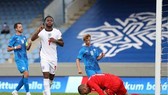 Raheem Sterling mang về chiến thắng từ chấm phạt đền. Ảnh: Getty Images