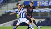 Real Madrid (phải) hòa nhạt nhòa trên sân Real Sociedad trong ngày ra quân. Ảnh: Getty Images