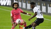 Real Madrid (trái) đã bị đánh bại 1-4 trên sân Valencia.
