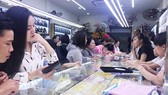 Hình ảnh người dân tấp nập mua vàng cầu may ngày vía Thần tài