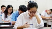 Thí sinh làm bài thi môn Ngữ văn tại kỳ thi THPT quốc gia 2018. Ảnh: HOÀNG HÙNG