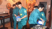 Đội tuần tra liên ngành quận 1, TPHCM và phường Phạm Ngũ Lão lập biên bản tạm giữ các bình khí N2O tại một quán bar trên đường Nguyễn Quang Đẩu vào khuya 29-9-2018. Ảnh: QUANG HUY