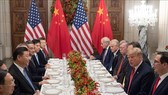 Tổng thống Mỹ Donald Trump (thứ 2, phải) và Chủ tịch Trung Quốc Tập Cận Bình (thứ 3, trái) trong cuộc gặp bên lề Hội nghị thượng đỉnh Nhóm các nền kinh tế phát triển và mới nổi hàng đầu thế giới (G20) ở Buenos Aires, Argentina ngày 1-12-2018. Nguồn: TTXVN