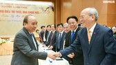 Thủ tướng Nguyễn Xuân Phúc và các trí thức, nhà khoa học. Ảnh: VGP