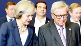 Thủ tướng Anh Theresa May (trái) vẫn miệt mài tìm kiếm một thỏa thuận Brexit mà cả Anh và EU đều chấp nhận