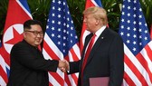 Tổng thống Mỹ Donald Trump (phải) và nhà lãnh đạo Triều Tiên Kim Jong-un tại hội nghị thượng đỉnh ở Singapore ngày 12-6-2018. Nguồn: TTXVN