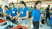 Sản xuất giày tại một đơn vị. Ảnh: CAO THĂNG