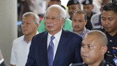 Cựu Thủ tướng Najib Razak (giữa) đến Tòa án Tối cao ở Kuala Lumpur, Malaysia, ngày 3-4-2019. AP