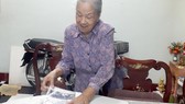 Bà Nguyệt trân trọng lần giở các ảnh sưu tầm về Bác Hồ