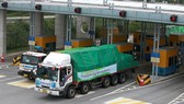 Các chuyến xe chở gạo từ Hàn Quốc đi qua biên giới sang Triều Tiên. Ảnh: NEW YORK TIMES