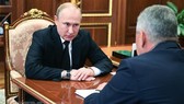 Tổng thống Nga Vladimir Putin (trái) chỉ thị Bộ trưởng Quốc phòng Sergei Shoigu điều tra về vụ cháy tàu ngầm, trong cuộc họp tại Moskva ngày 2-7. Nguồn: TTXVN