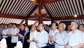 Thủ tướng Nguyễn Xuân Phúc, Chủ tịch Quốc hội Nguyễn Thị Kim Ngân cùng các đồng chí lãnh đạo, nguyên lãnh đạo Đảng, Nhà nước dâng hương tại Đền thờ Bác Hồ trên đỉnh núi Ba Vì, TP Hà Nội. Ảnh: TTXVN