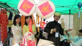 Một gian trưng bày áo dài dân tộc Việt Nam tại lễ hội. Ảnh: TTXVN