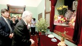 Tổng Bí thư, Chủ tịch nước Nguyễn Phú Trọng dâng hương tưởng niệm Chủ tịch Hồ Chí Minh tại Nhà 67