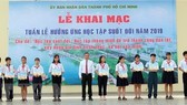 Các em học sinh được nhận học bổng khuyến học tại chương trình. Ảnh: TTXVN