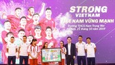 Các cầu thủ CLB bóng đá Hà Nội và Trưởng Ban tổ chức chương trình “Strong Vietnam” Đỗ Vinh Quang nhận quà là bức tranh từ các em học sinh THCS Nam Trung Yên