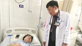Bác sĩ Hoàng Ngọc Ánh đang thăm khám cho bệnh nhân. Ảnh: THÀNH SƠN
