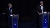Đương kim Tổng thống Mauricio Macri (trái) và thành viên đối lập Alberto Fernandez trong cuộc tranh luận trực tiếp trước bầu cử tổng thống ngày 20-10-2019. Nguồn: TTXVN