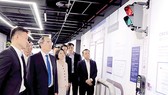 Bí thư Thành ủy TPHCM Nguyễn Thiện Nhân cùng đoàn đại biểu cấp cao TPHCM tìm hiểu mô hình giao thông thông minh tại Singapore. Ảnh: KIỀU PHONG