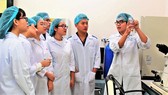 Cán bộ nghiên cứu Trường ĐH Quốc tế (ĐH Quốc gia TPHCM) làm việc tại phòng thí nghiệm