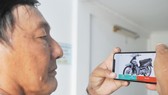 Chọn mua xe gắn máy trên một trang thương mại điện tử. Ảnh: CAO THĂNG