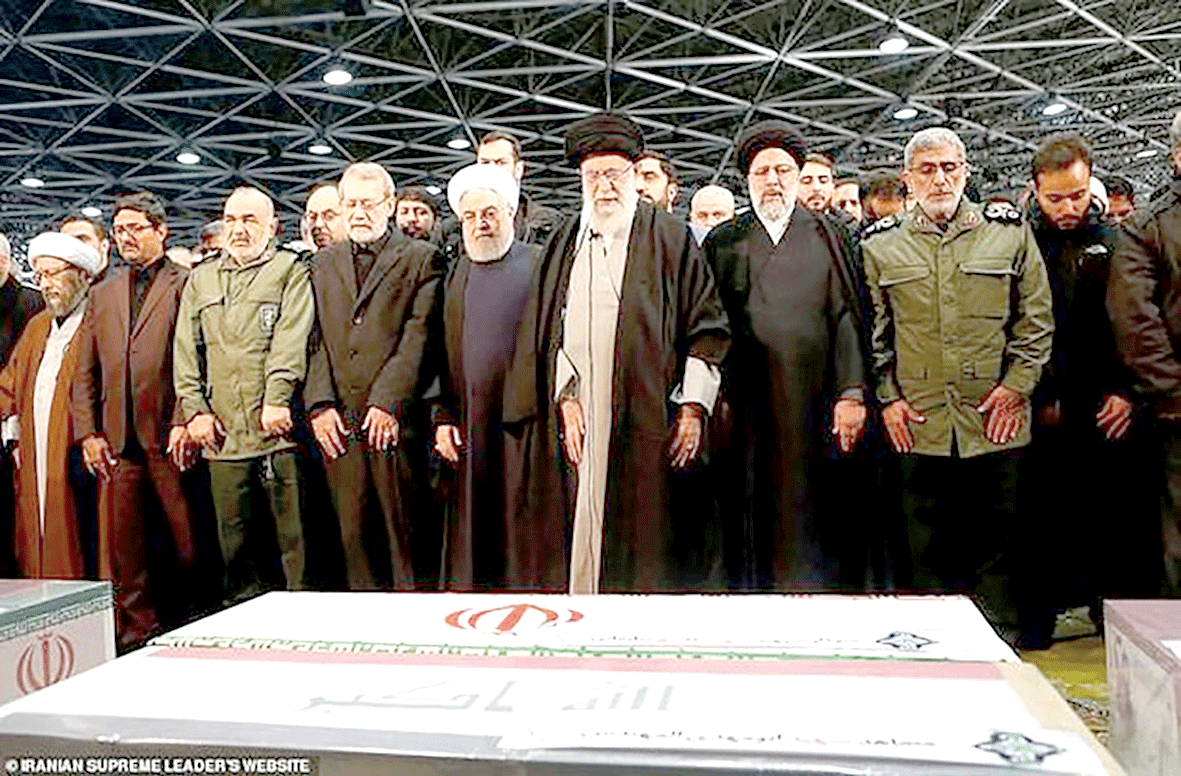 Đại giáo chủ Ayatollah Ali Khamenei, Tổng thống Hassan Rouhani và các quan chức Iran cầu nguyện trước quan tài của Tướng Soleimani .
