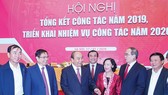 Thủ tướng Nguyễn Xuân Phúc cùng các đại biểu trao đổi bên lề hội nghị. Ảnh: VIẾT CHUNG