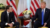 Tổng thống Pháp Emmanuel Macron (trái) và Tổng thống Mỹ Donald Trump trong cuộc gặp tại London, Anh, ngày 3-12-2019. Ảnh: TTXVN