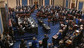 Các nhà lập pháp tại Thượng viện tuyên thệ, bắt đầu phiên xét xử Tổng thống Trump. Nguồn: AXIOS
