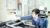 Sản xuất pin điện thoại di động tại Công ty Greystone Data Systems Việt Nam (Hoa Kỳ). Ảnh: CAO THĂNG