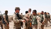 Binh sĩ Mỹ trong buổi huấn luyện cho quân đội Iraq. Ảnh: AP.