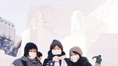 Khách tham quan lễ hội tuyết Sapporo