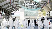 Lực lượng chức năng Hàn Quốc khử trùng ở TP Daegu. Ảnh: YONHAP