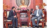 Bí thư Thành ủy TPHCM Nguyễn Thiện Nhân tiếp tân Đại sứ Sri Lanka Sampath Prasanna Walpita Gamage. Ảnh: VIỆT DŨNG