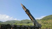 Tên lửa đạn đạo liên lục địa Hwasong-14 chuẩn bị được phóng thử tại một địa điểm bí mật ở Triều Tiên. Nguồn: TTXVN