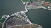 Kè chắn biển Oosterscheldekering (kè chắn bão đông Schelde) dài hơn 3km, nối liền hai đảo nhỏ tại Hà Lan. Ảnh: READESL