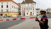 Cảnh sát gác tại Phủ Tổng thống Áo sau một vụ đe dọa đánh bom. Ảnh: REUTERS