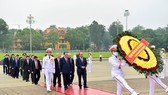 Đoàn đại biểu Lãnh đạo Đảng, Nhà nước đặt vòng hoa và vào Lăng viếng Chủ tịch Hồ Chí Minh. Ảnh: TTXVN
