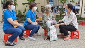 Bà Dương Thị Lê (phường 4, quận 8) bị suy tim, tật hai tay, mưu sinh bằng nghề lượm ve chai chia sẻ cảm xúc với các mạnh thường quân. Ảnh: DIỄM MY