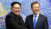Tổng thống Hàn Quốc Moon Jae-in (phải) và nhà lãnh đạo Triều Tiên Kim Jong-un. Ảnh: REUTERS