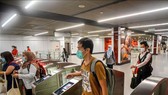 Người dân đeo khẩu trang phòng dịch COVID-19 ở một nhà ga đường sắt trên cao ở Kuala Lumpur, Malaysia ngày 4-5-2020. Ảnh: THX/TTXVN