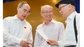 Đồng chí Nguyễn Thiện Nhân, Ủy viên Bộ Chính trị, Bí thư Thành ủy TPHCM, tiếp xúc, lắng nghe ý kiến phản ánh của cử tri quận Gò Vấp về công tác cán bộ. Ảnh: VIỆT DŨNG