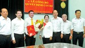 Phó Bí thư Thành ủy TPHCM Võ Thị Dung trao quyết định và tặng hoa chúc mừng đồng chí Lê Kim Hiếu. Ảnh: CAO THĂNG