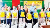 Sun Life Việt Nam trao quà cho các gia đình bị ảnh hưởng bởi Covid-19
