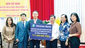 Ngân hàng Shinhan tiếp sức đồng bào miền Tây vượt hạn mặn và phòng chống Covid-19