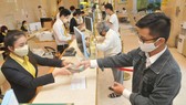 Giao dịch tại một ngân hàng ở TPHCM. Ảnh: CAO THĂNG
